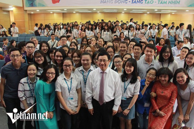 Phó Thủ tướng selfie cùng sinh viên Ngoại giao - Ảnh 2.