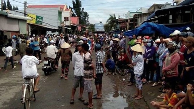  Tiểu thương Gành Hào mang quan tài diễu phố phản đối dời chợ  - Ảnh 2.