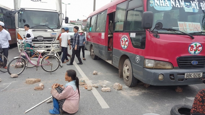 Dân mang gạch đá chặn đường lên Nội Bài, ùn tắc hơn 1 giờ - Ảnh 1.
