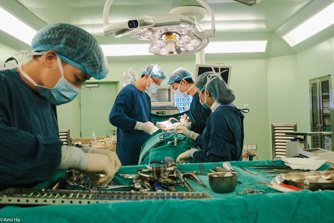 Bệnh viện Bạch Mai áp dụng công nghệ chẩn đoán, điều trị cột sống hiện đại nhất thế giới - Ảnh 3.