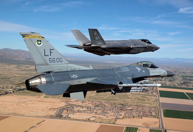 F-35 đối đầu F-16: Trai trẻ sẽ lại thua bà già? - Ảnh 1.