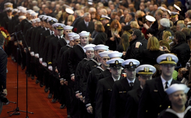 [ẢNH +VIDEO]: Hải quân Mỹ rửa tội cho tàu ngầm USS Colorado - Ảnh 3.