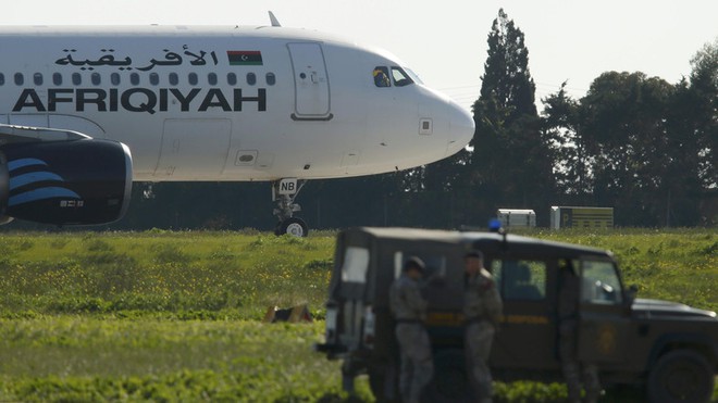 Vụ cướp máy bay Libya: Không tặc bất ngờ tự nguyện đầu hàng - Ảnh 5.