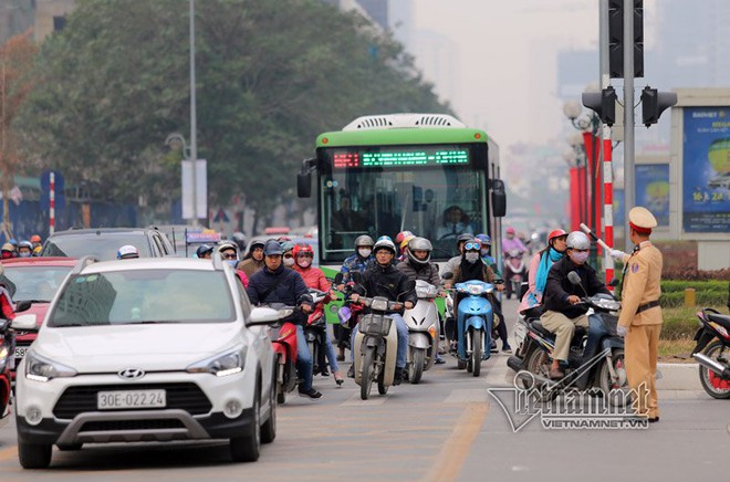 Bắt lỗi buýt nhanh BRT ngày đầu chạy chính thức - Ảnh 1.