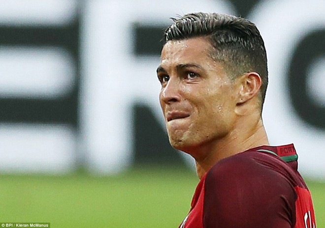 Ronaldo: Khóc lóc rời sân rồi cực yêu khi cướp quyền chỉ đạo - Ảnh 9.