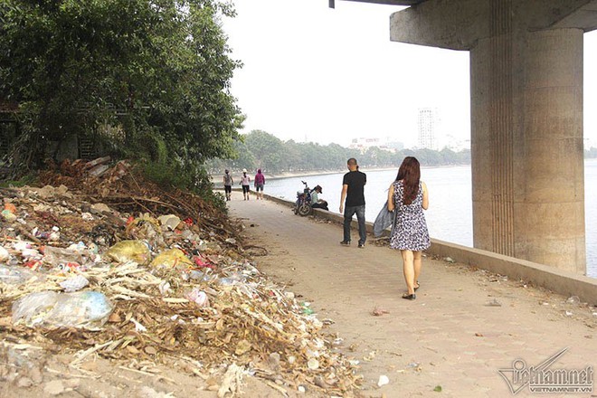 Giữa hồ bao cao su, ven bờ kim tiêm: Múc nước Linh Đàm tưới rau - Ảnh 13.