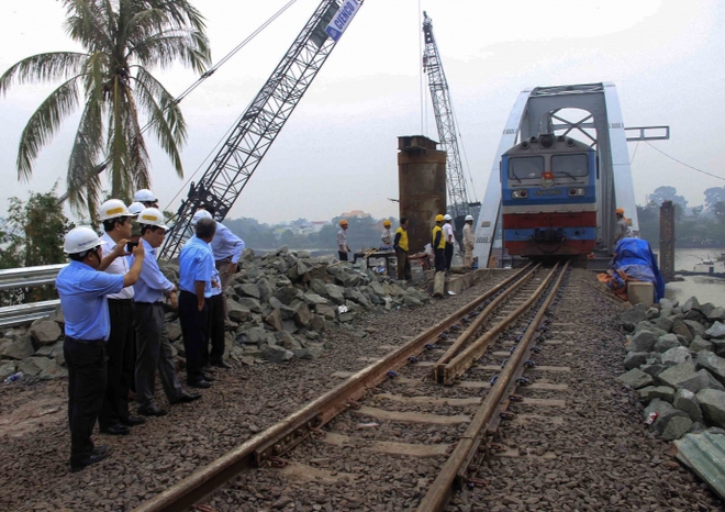 Công nhân vẫn hối hả thi công sau khi thông tàu Cầu Ghềnh - Ảnh 16.