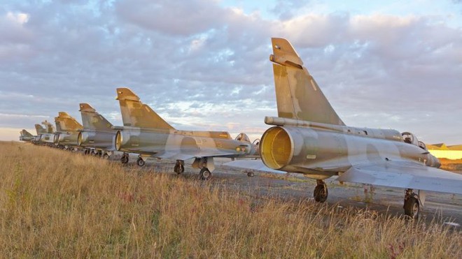 Khám phá bí mật nơi cất trữ hàng trăm chiến đấu cơ Mirage của Không quân Pháp - Ảnh 9.