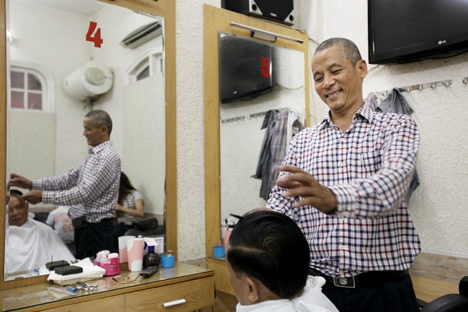 Chủ hiệu cắt tóc 7 năm treo ảnh Obama vì giống hệt - Ảnh 1.