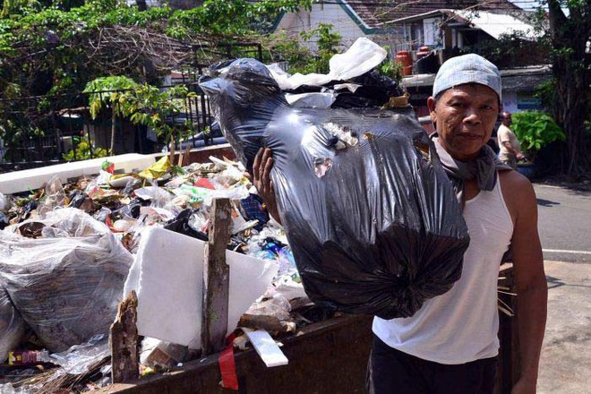 Viên cảnh sát thà nhặt rác không nhận hối lộ - Ảnh 1.