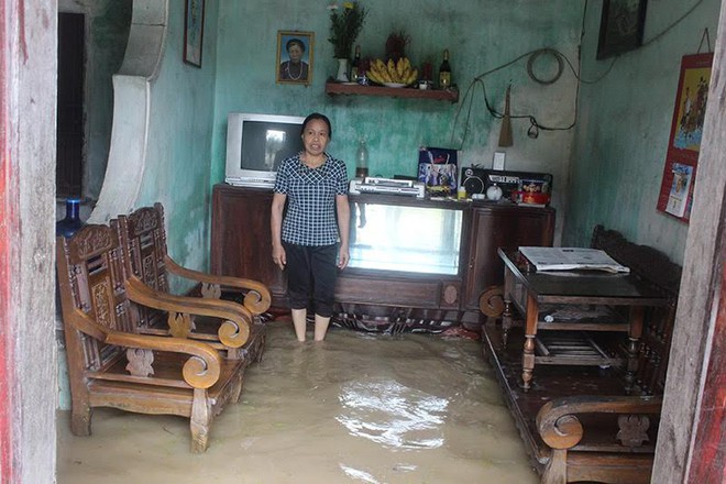 Quảng Ninh: Mưa lớn dồn dập, nước ngập ngang đùi - Ảnh 1.