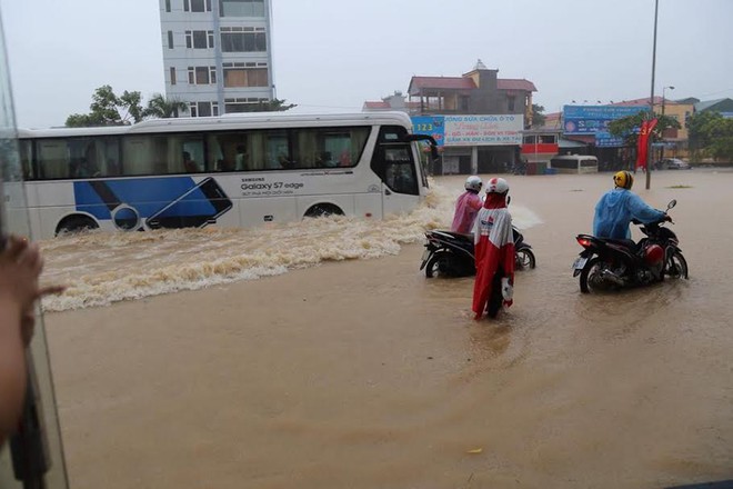 Mưa ngập nhiều thành phố, có nơi ngang thắt lưng - Ảnh 2.