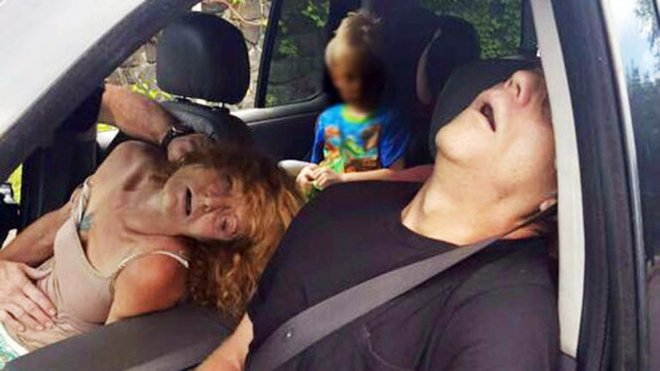 Cảnh sát Mỹ cảnh tỉnh cha mẹ phê thuốc để con trên xe - Ảnh 2.