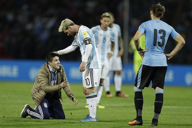 Argentina thua thảm, còn ai chê Messi kém Maradona? - Ảnh 2.