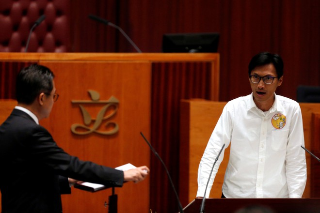 Nghị sĩ Hong Kong nổi giận, chửi Trung Quốc tại lễ tuyên thệ - Ảnh 3.