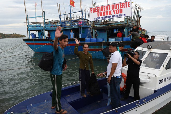 Tổng thống Duterte tiễn ngư dân Việt Nam bị bắt về nước  - Ảnh 2.