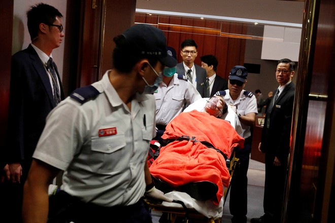 Nghị sĩ Hong Kong lại nổi loạn, 4 nhân viên an ninh vào viện  - Ảnh 3.