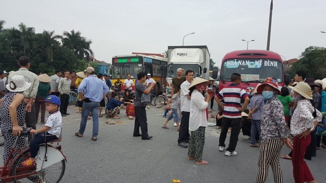 Dân mang gạch đá chặn đường lên Nội Bài, ùn tắc hơn 1 giờ - Ảnh 3.