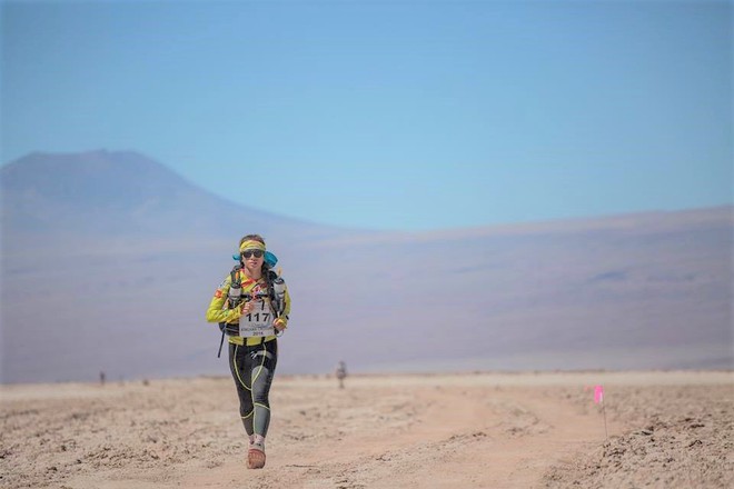 Cô gái Việt trở thành người phụ nữ châu Á đầu tiên vượt 4 sa mạc - Ảnh 3.