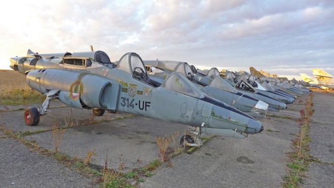 Khám phá bí mật nơi cất trữ hàng trăm chiến đấu cơ Mirage của Không quân Pháp - Ảnh 17.