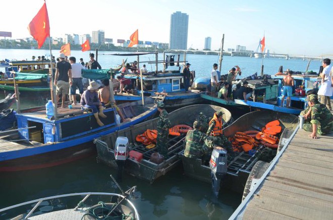 ​Nối lại hoạt động tìm kiếm nạn nhân vụ lật tàu trên sông Hàn - Ảnh 2.