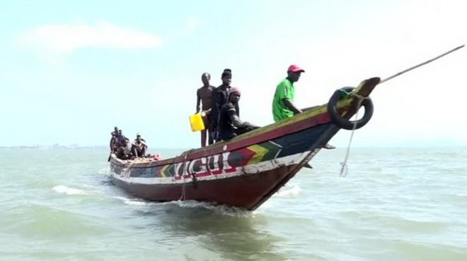 Đội tàu cá Trung Quốc đang vét sạch biển Tây Phi - Ảnh 2.