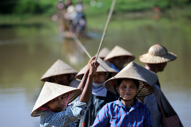 Hồn nhiên lướt trên miệng hà bá - Ảnh 3.