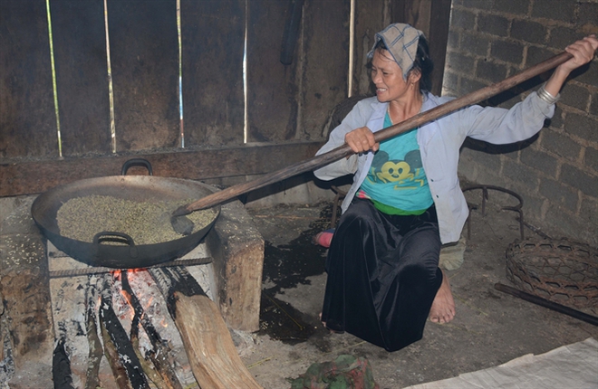 Sang thu gọi mùa cốm về, Tú Lệ thậm thịch tiếng chày giã cốm - Ảnh 3.