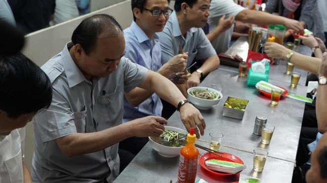 Thủ tướng Nguyễn Xuân Phúc kiểm tra đột xuất suất ăn công nhân - Ảnh 3.