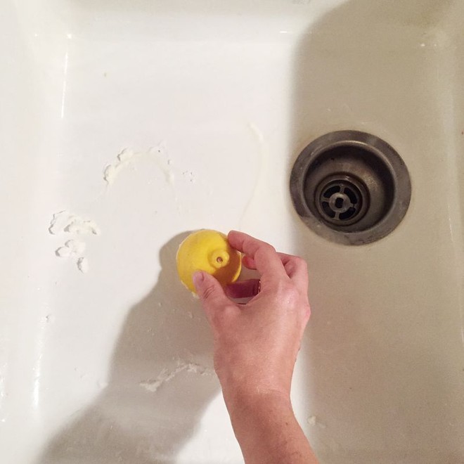 Với 6 mẹo này, bạn chỉ mất 5 phút để làm nhà tắm sạch như mới - Ảnh 4.