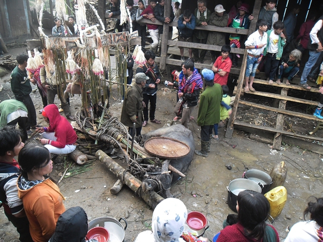 Nơi có tập tục đập ti vi, điện thoại và tất cả đồ dùng gửi cho người chết - Ảnh 3.