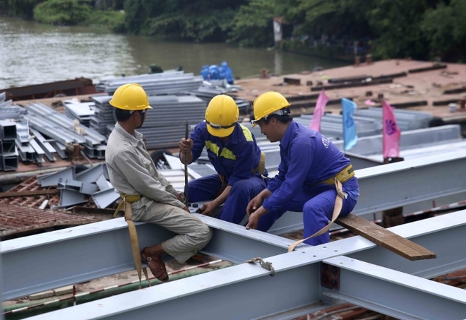 Công nhân vẫn hối hả thi công sau khi thông tàu Cầu Ghềnh - Ảnh 4.