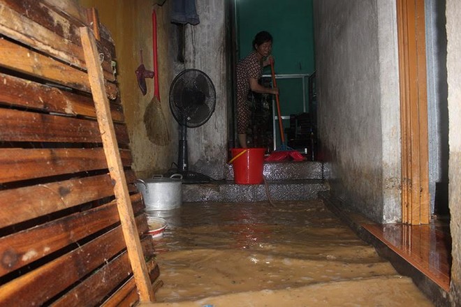 Quảng Ninh: Mưa lớn dồn dập, nước ngập ngang đùi - Ảnh 3.