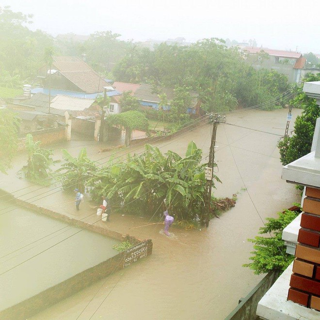 Mưa ngập nhiều thành phố, có nơi ngang thắt lưng - Ảnh 4.