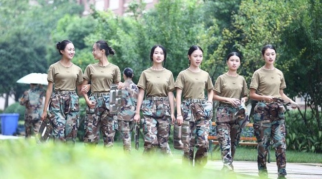 Các nữ sinh học quân sự xinh hơn hoa hậu làm cả trường náo loạn - Ảnh 4.