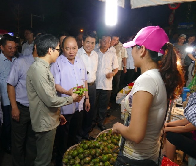 Thủ tướng bất ngờ đến chợ Long Biên lúc tờ mờ sáng - Ảnh 4.