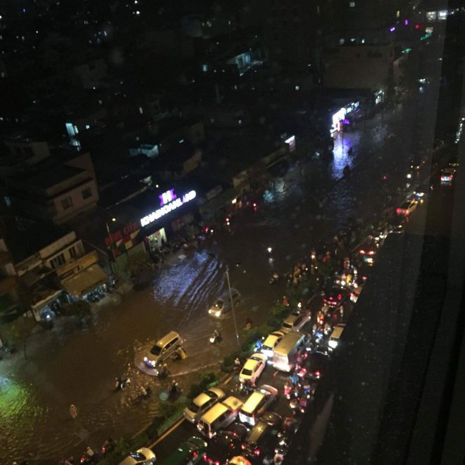 Dân facebook tung nhiều ảnh độc về mưa ngập Sài Gòn - Ảnh 4.