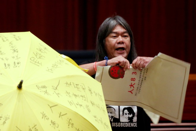 Nghị sĩ Hong Kong nổi giận, chửi Trung Quốc tại lễ tuyên thệ - Ảnh 5.