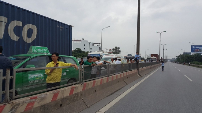Dân mang gạch đá chặn đường lên Nội Bài, ùn tắc hơn 1 giờ - Ảnh 5.