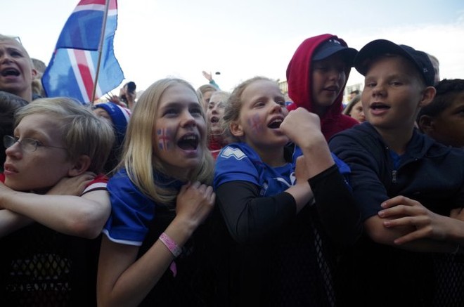 Tuyển Iceland được chào đón như người hùng khi về nước - Ảnh 5.