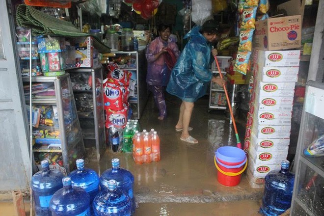 Quảng Ninh: Mưa lớn dồn dập, nước ngập ngang đùi - Ảnh 4.