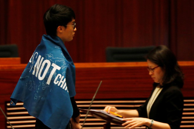 Nghị sĩ Hong Kong nổi giận, chửi Trung Quốc tại lễ tuyên thệ - Ảnh 6.
