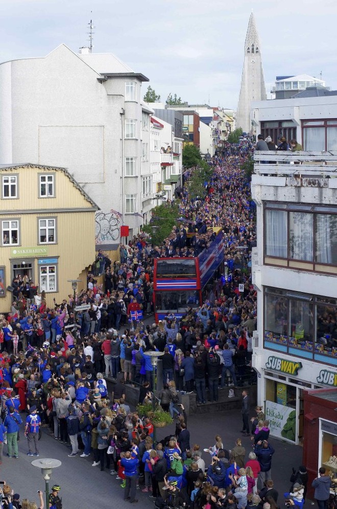 Tuyển Iceland được chào đón như người hùng khi về nước - Ảnh 6.