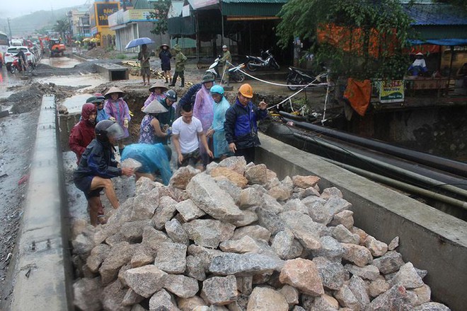 Quảng Ninh: Mưa lớn dồn dập, nước ngập ngang đùi - Ảnh 5.