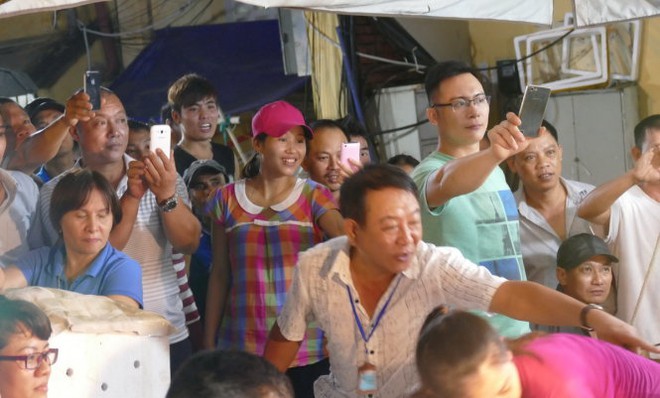 Thủ tướng bất ngờ đến chợ Long Biên lúc tờ mờ sáng - Ảnh 6.