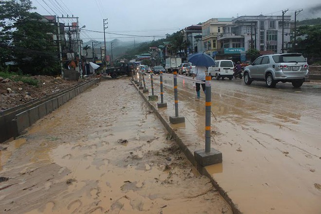 Quảng Ninh: Mưa lớn dồn dập, nước ngập ngang đùi - Ảnh 6.