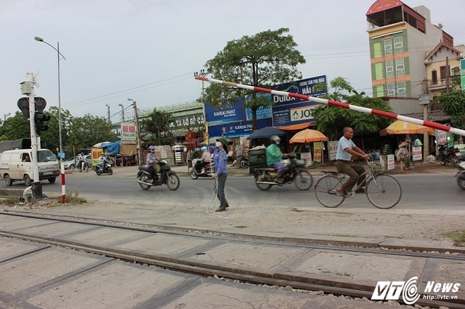 Ô tô bị tàu tông nát, 6 người chết: Hiện trường thay đổi sau một đêm - Ảnh 6.