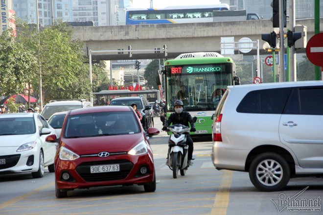 Xe máy tạt đầu, lái xe buýt nhanh khựng người - Ảnh 6.