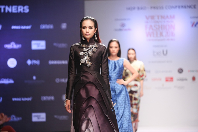 Ngọc Châu được lựa chọn mở màn Tuần lễ thời trang quốc tế - Ảnh 1.