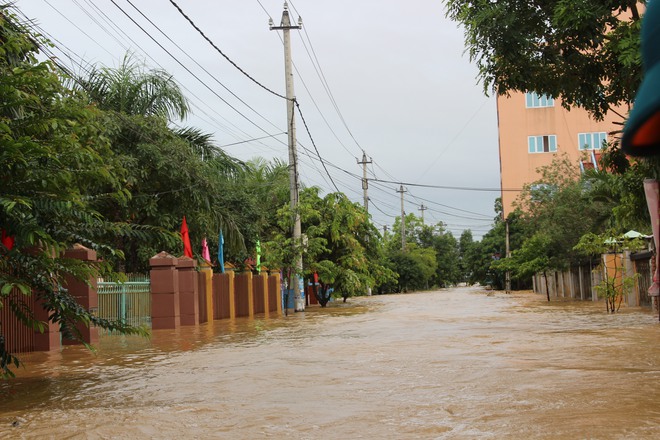 Đường về quê hương Đại tướng Võ Nguyên Giáp chìm trong mưa lũ - Ảnh 13.
